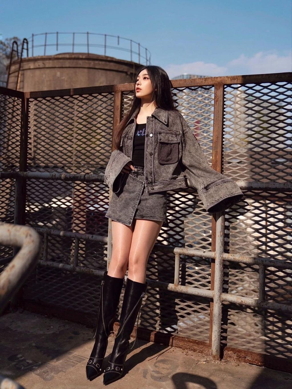 气质模特曼妙身材，极品水蛇腰