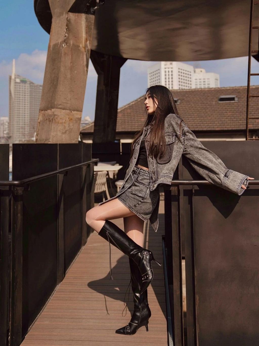 气质模特曼妙身材，极品水蛇腰