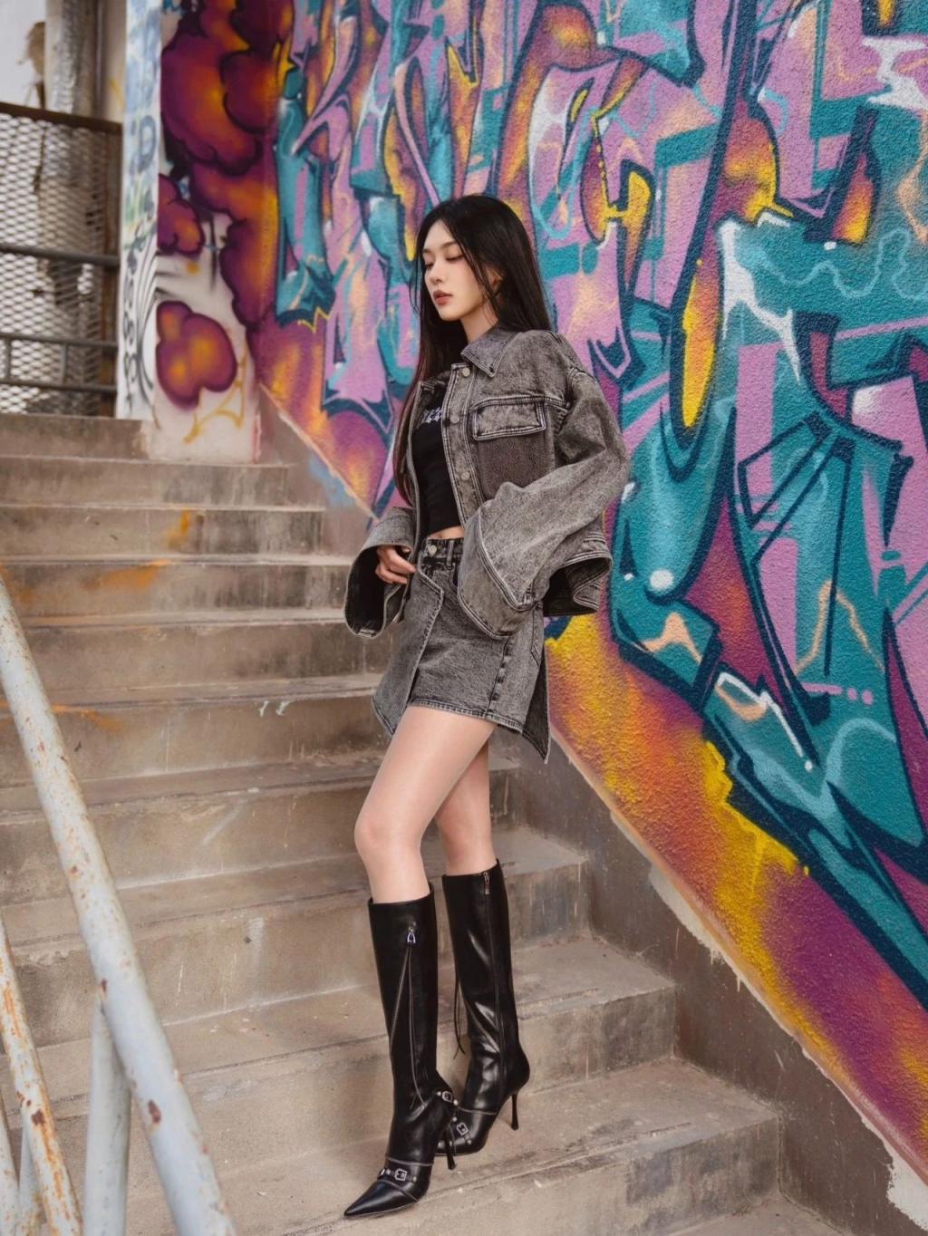 气质模特曼妙身材，极品水蛇腰