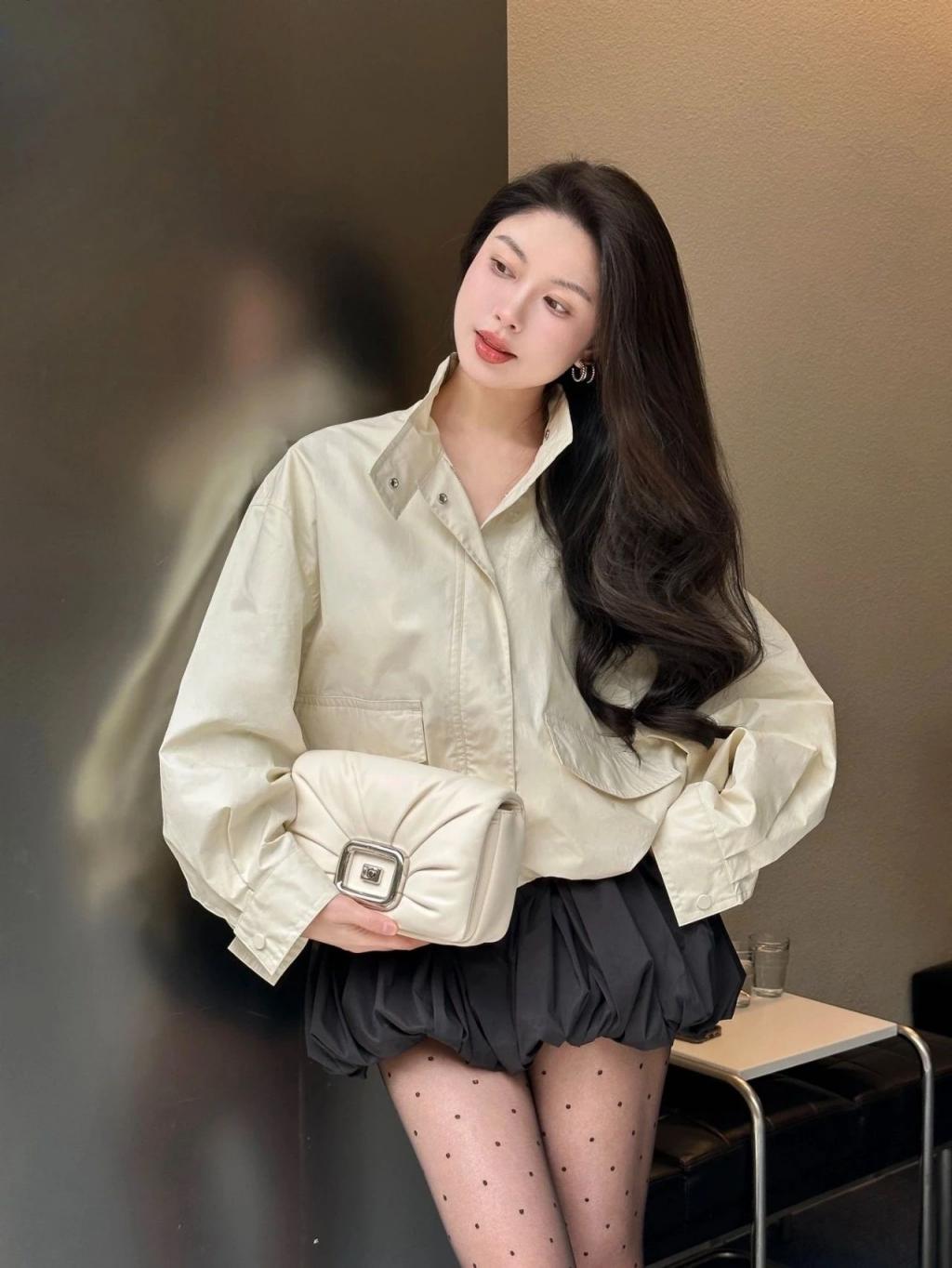 气质模特曼妙身材，极品水蛇腰