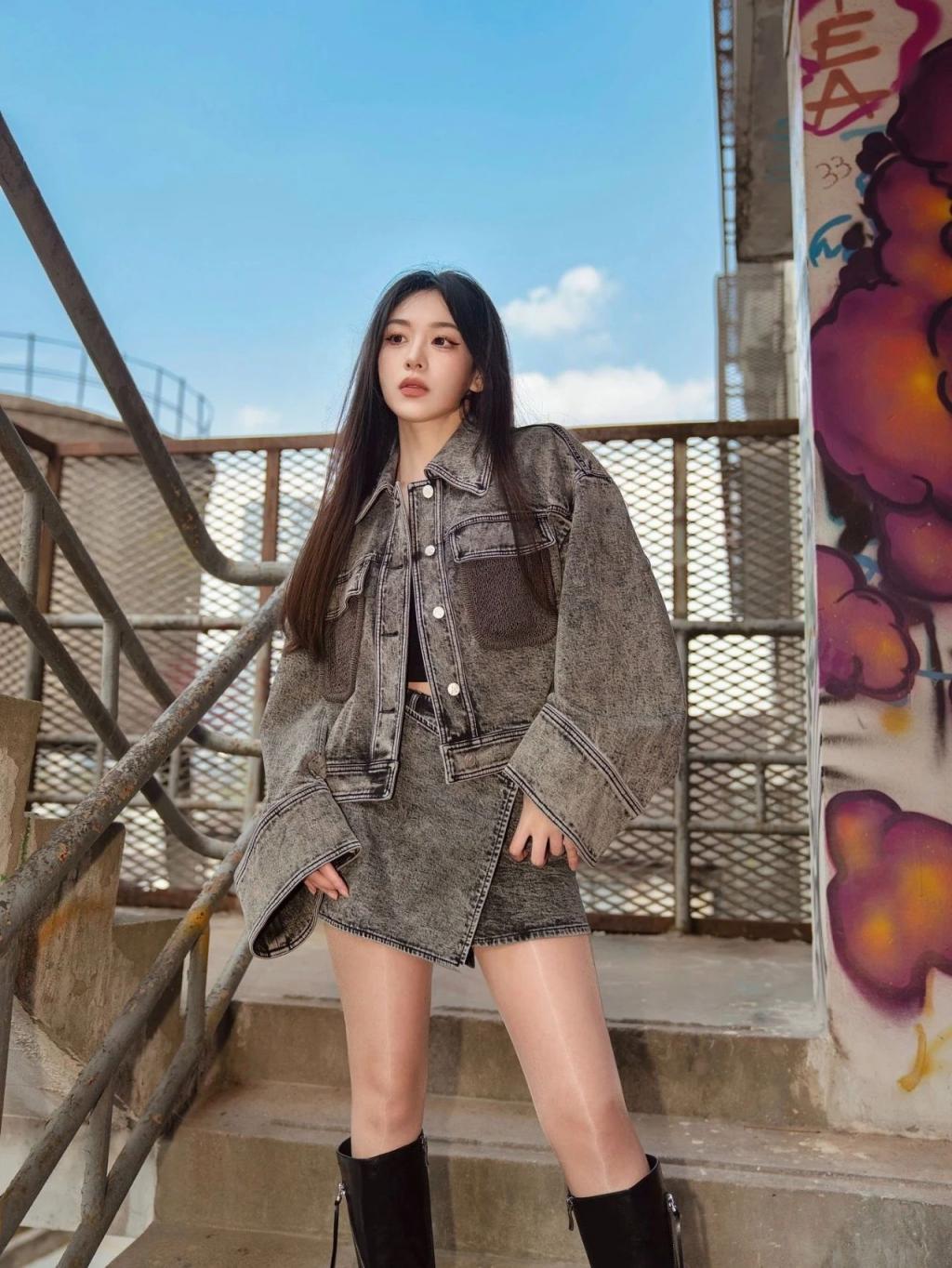 气质模特曼妙身材，极品水蛇腰