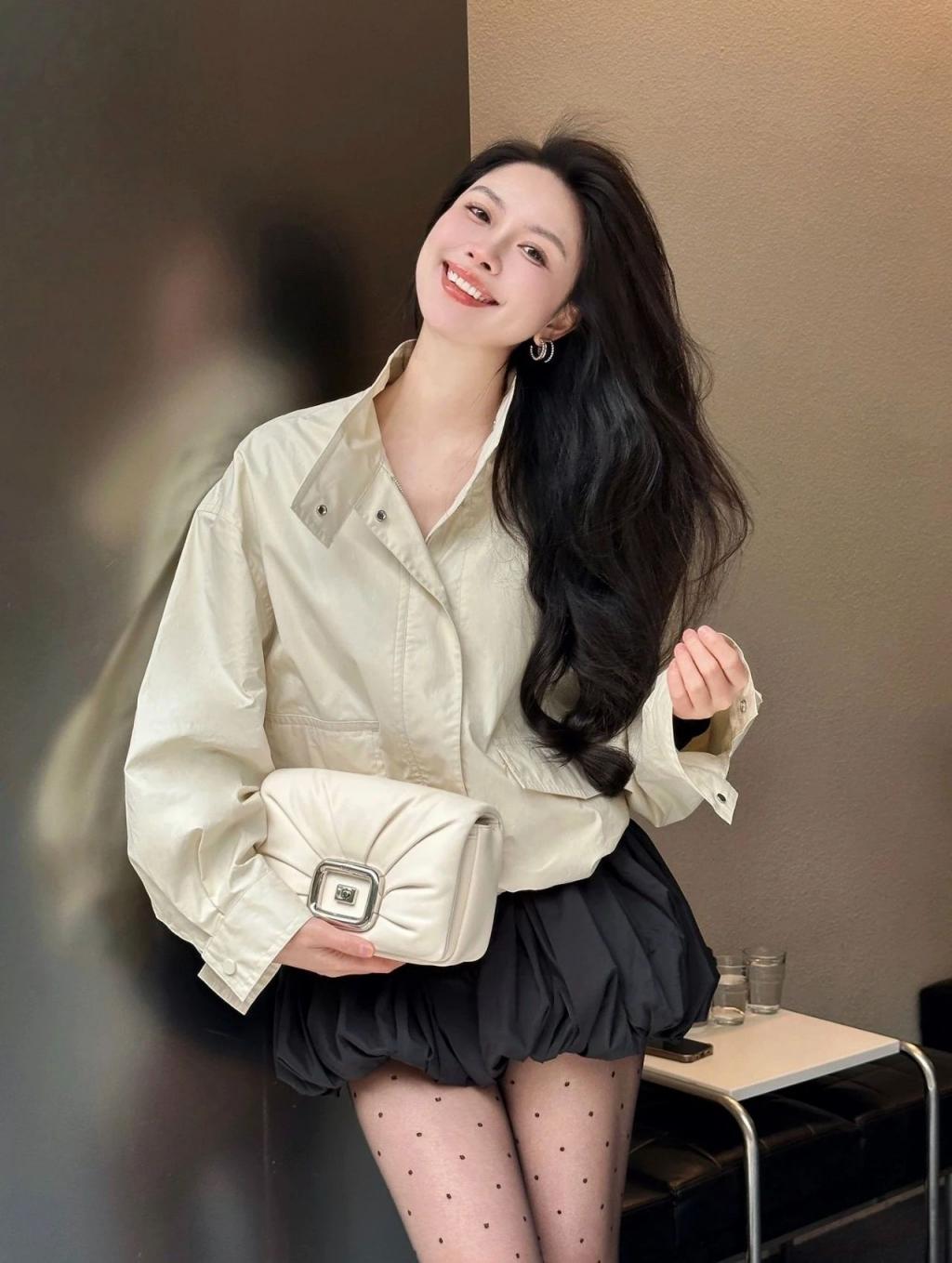 气质模特曼妙身材，极品水蛇腰