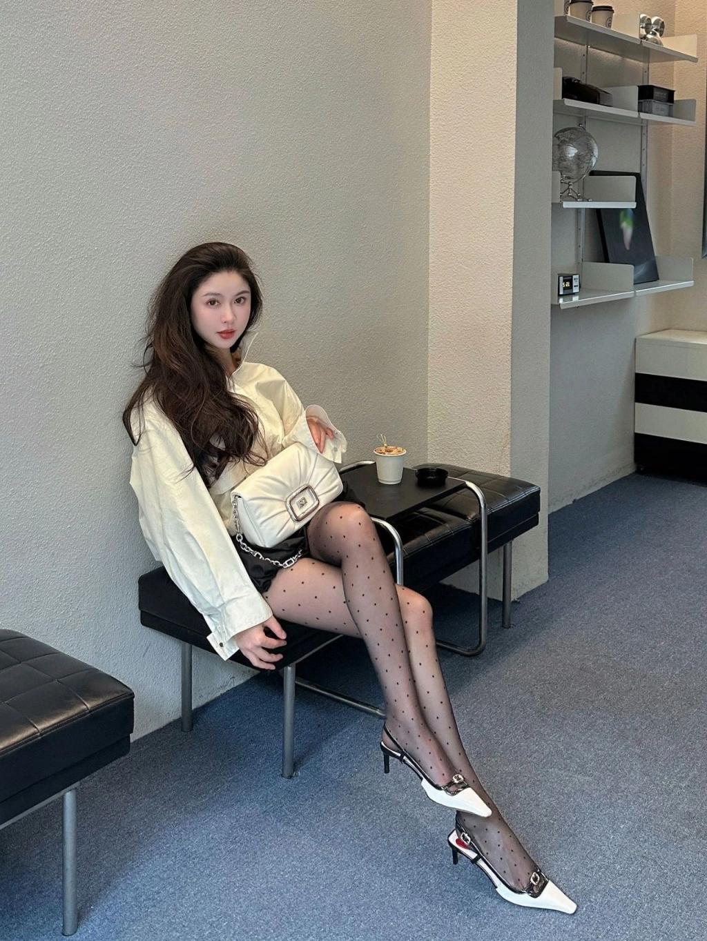 气质模特曼妙身材，极品水蛇腰