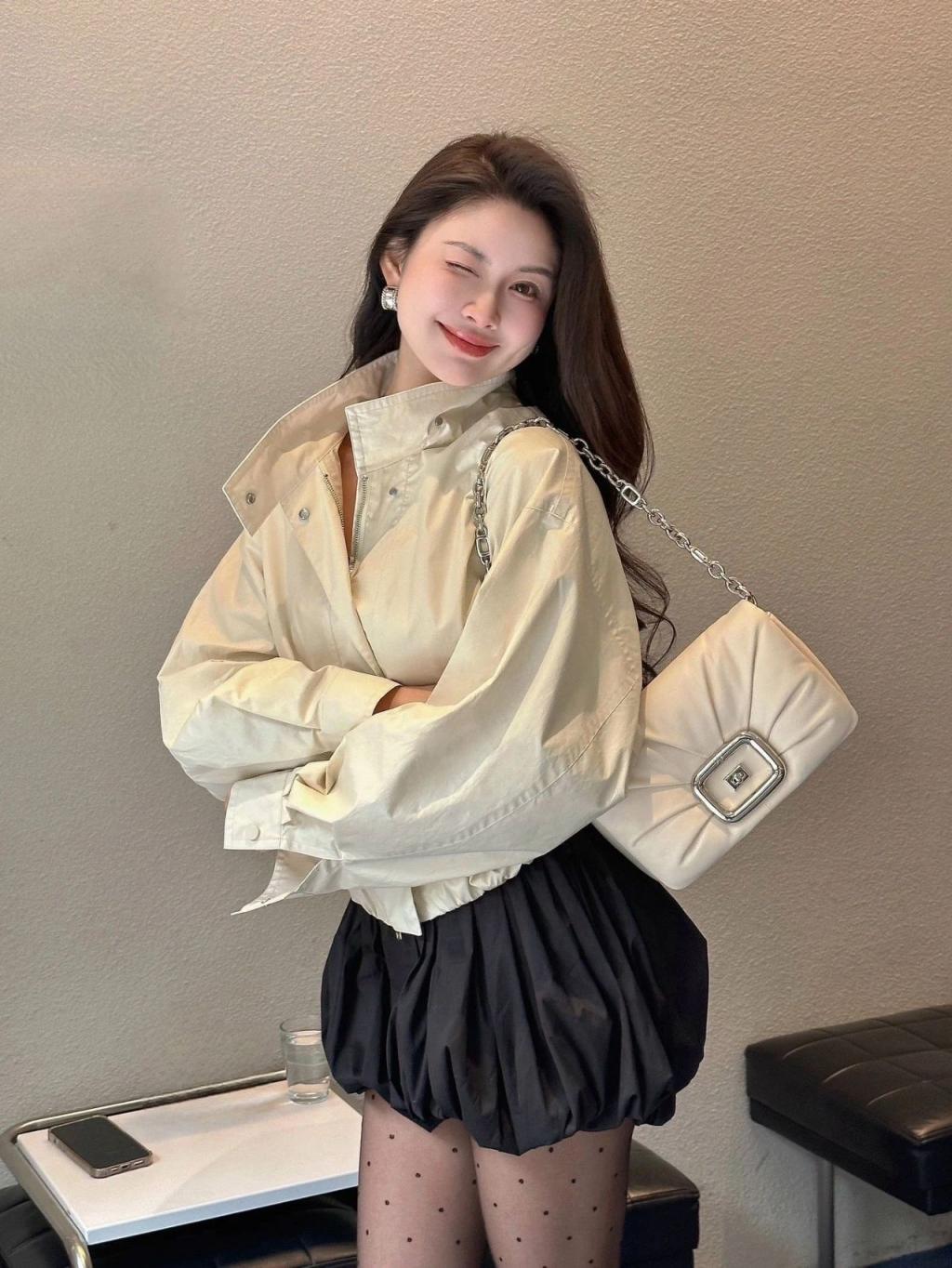 气质模特曼妙身材，极品水蛇腰