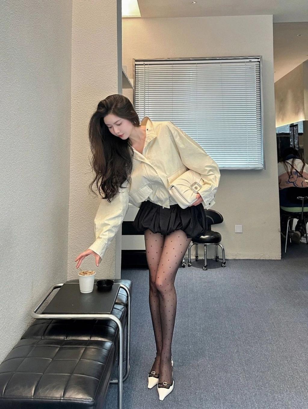 气质模特曼妙身材，极品水蛇腰