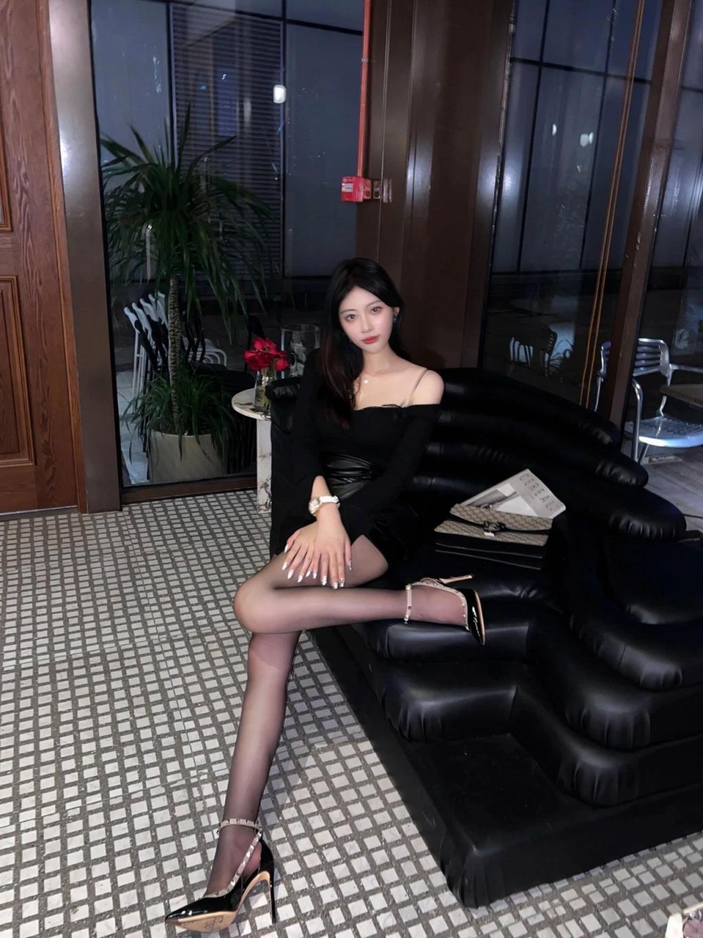 气质模特曼妙身材，极品水蛇腰