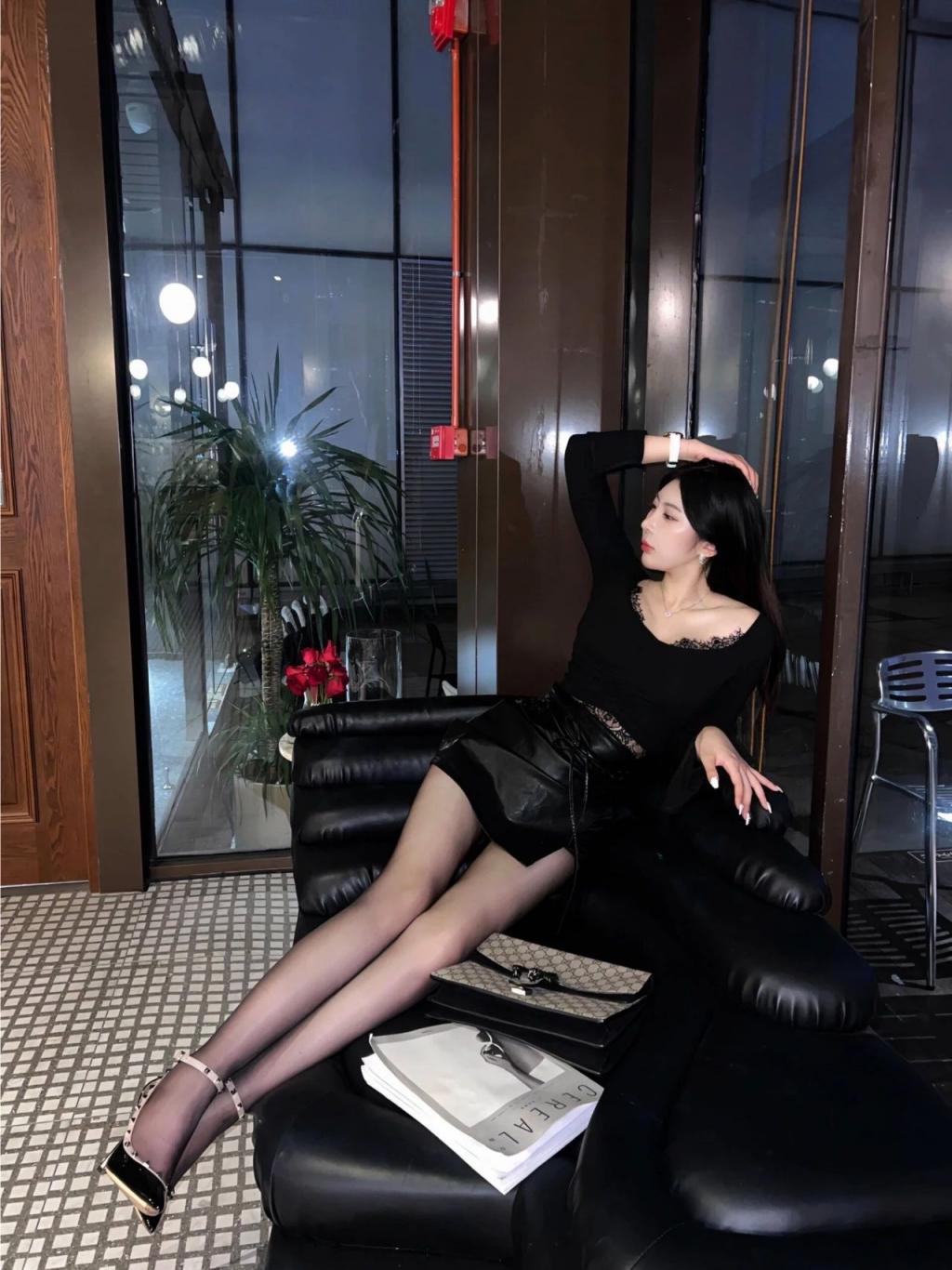 气质模特曼妙身材，极品水蛇腰