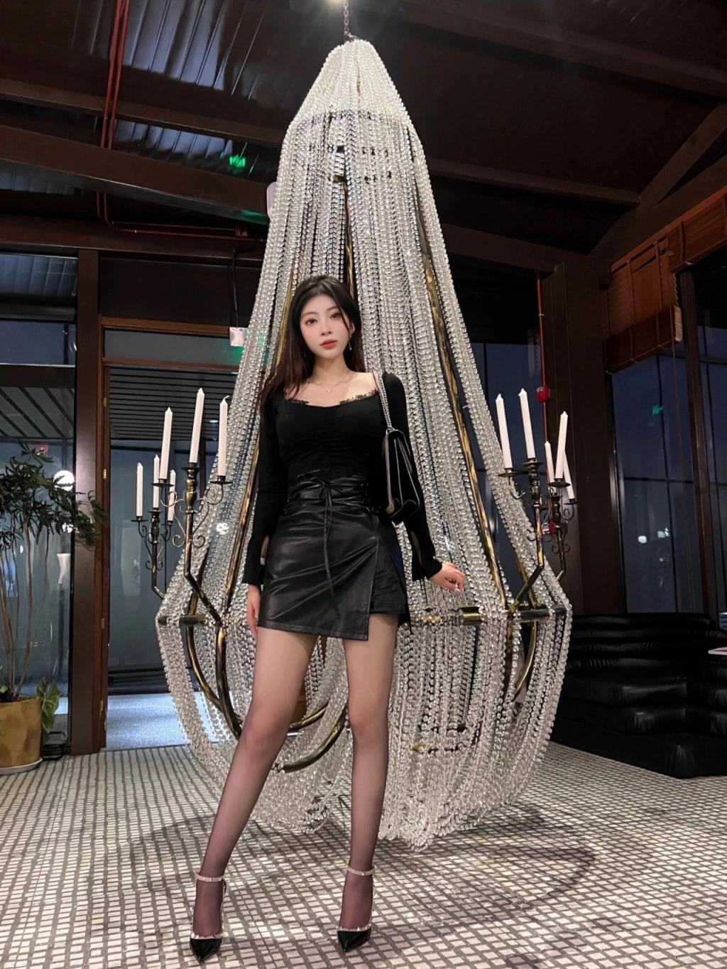 气质模特曼妙身材，极品水蛇腰