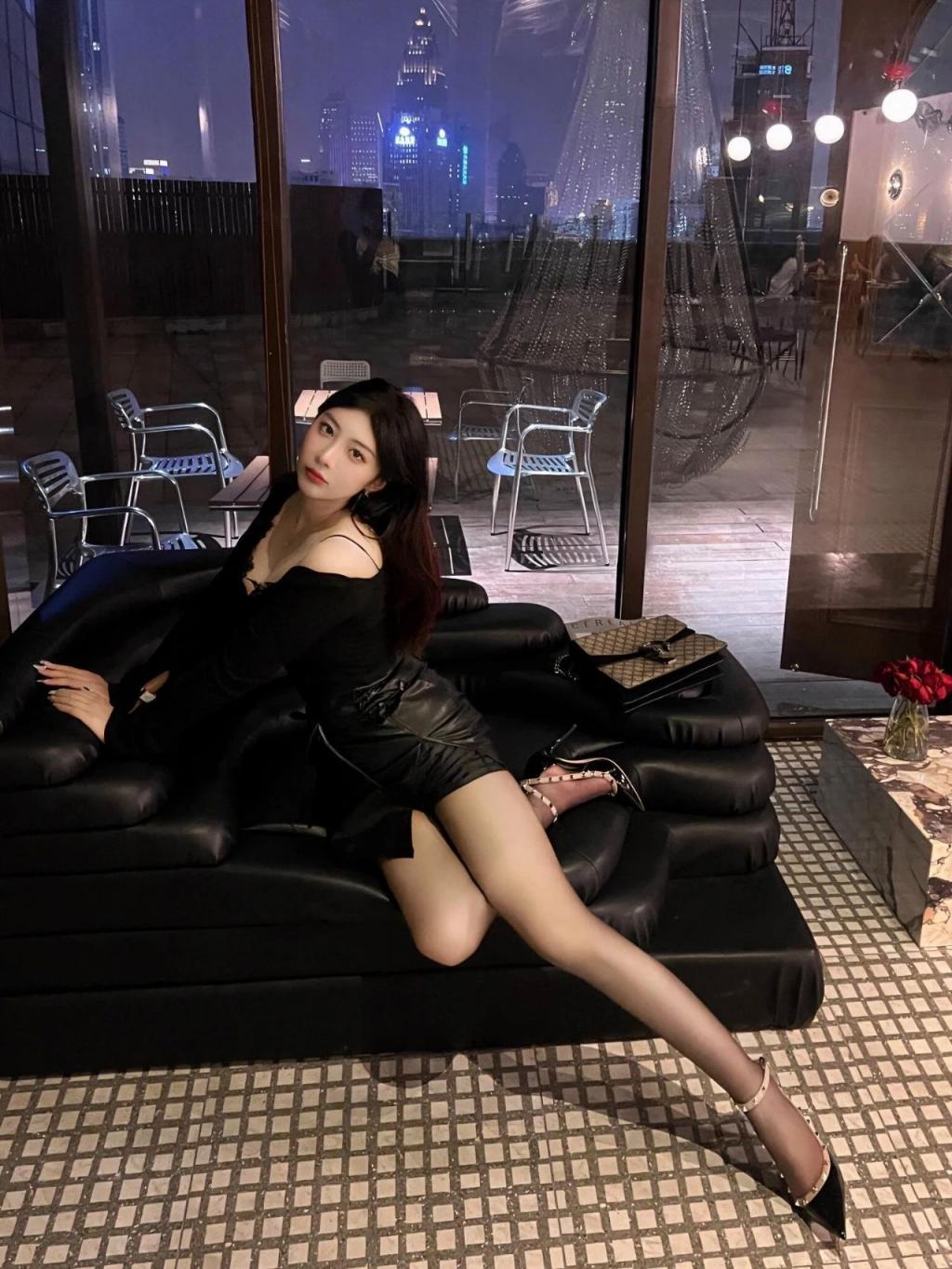 气质模特曼妙身材，极品水蛇腰