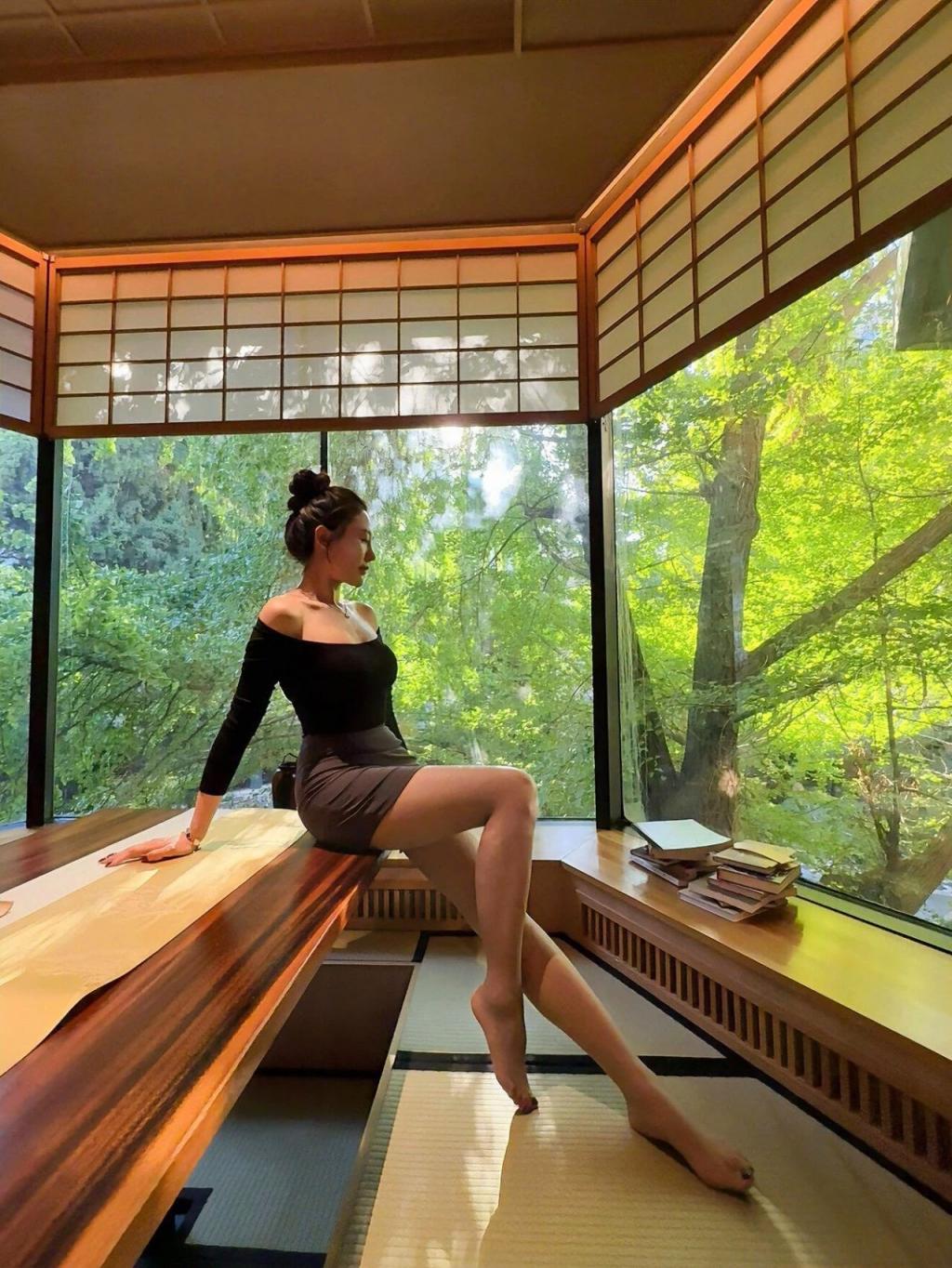 紧身衣包臀裙，满屏黑丝大长腿