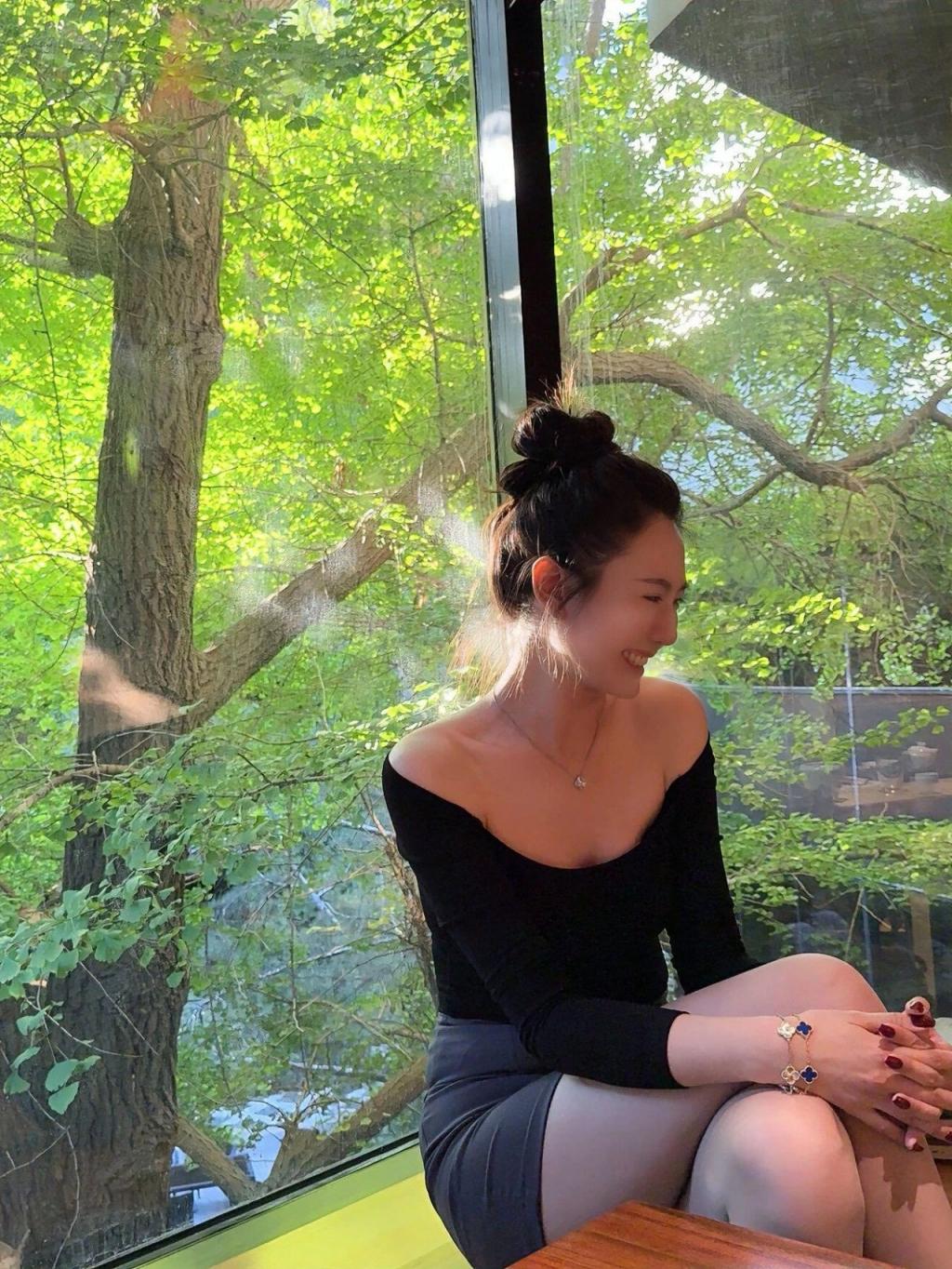 紧身衣包臀裙，满屏黑丝大长腿