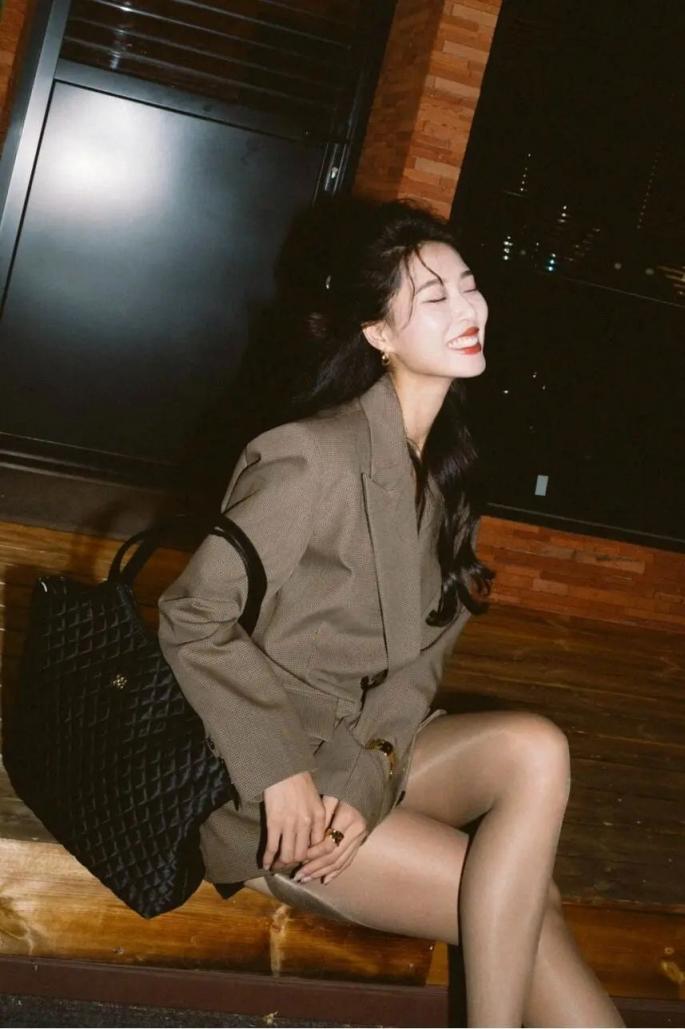 紧身衣包臀裙，满屏黑丝大长腿