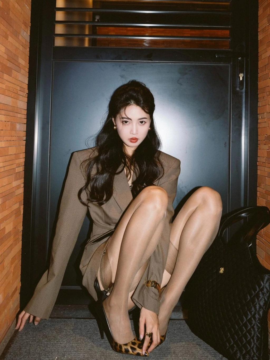 紧身衣包臀裙，满屏黑丝大长腿