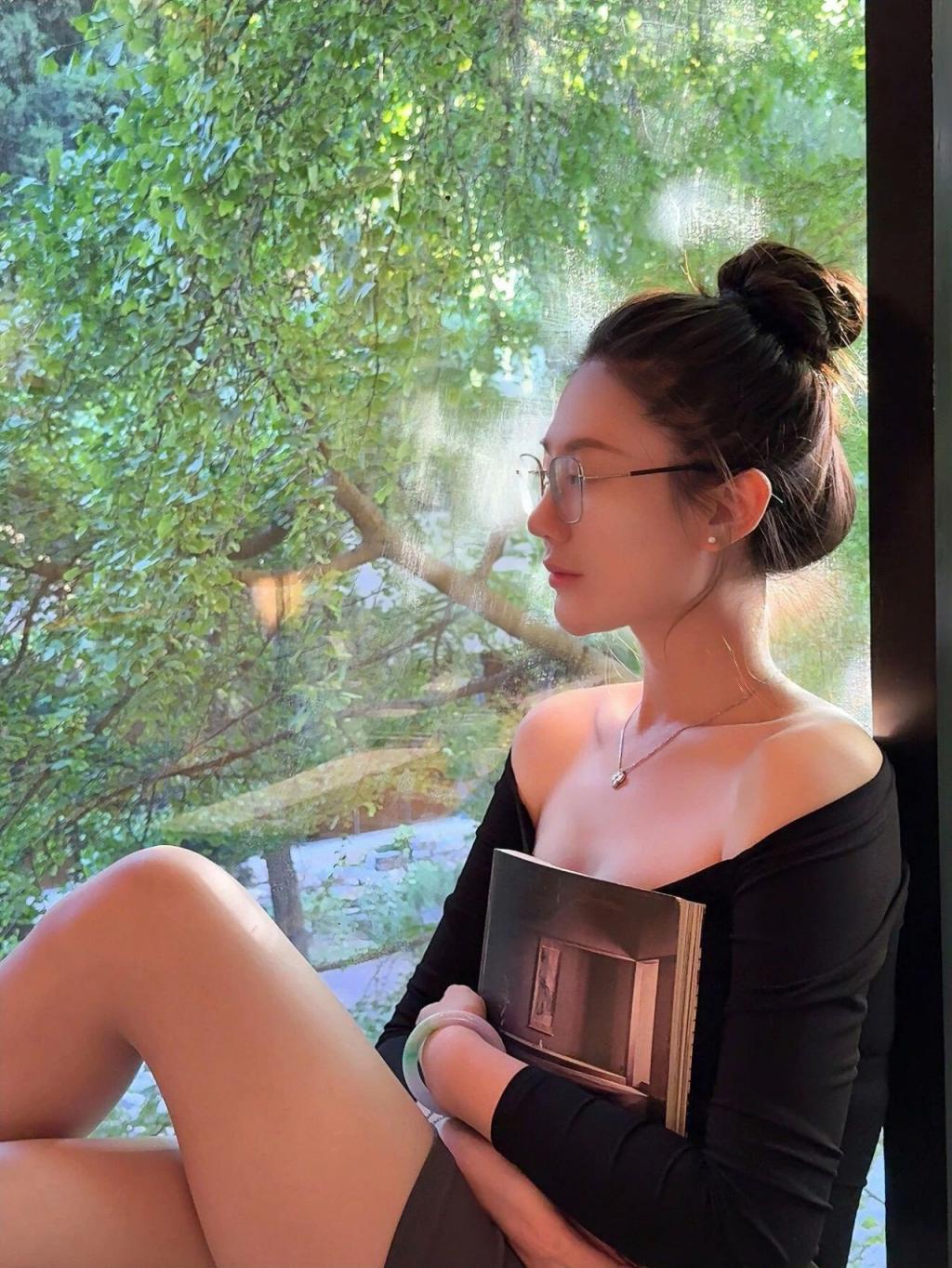 紧身衣包臀裙，满屏黑丝大长腿