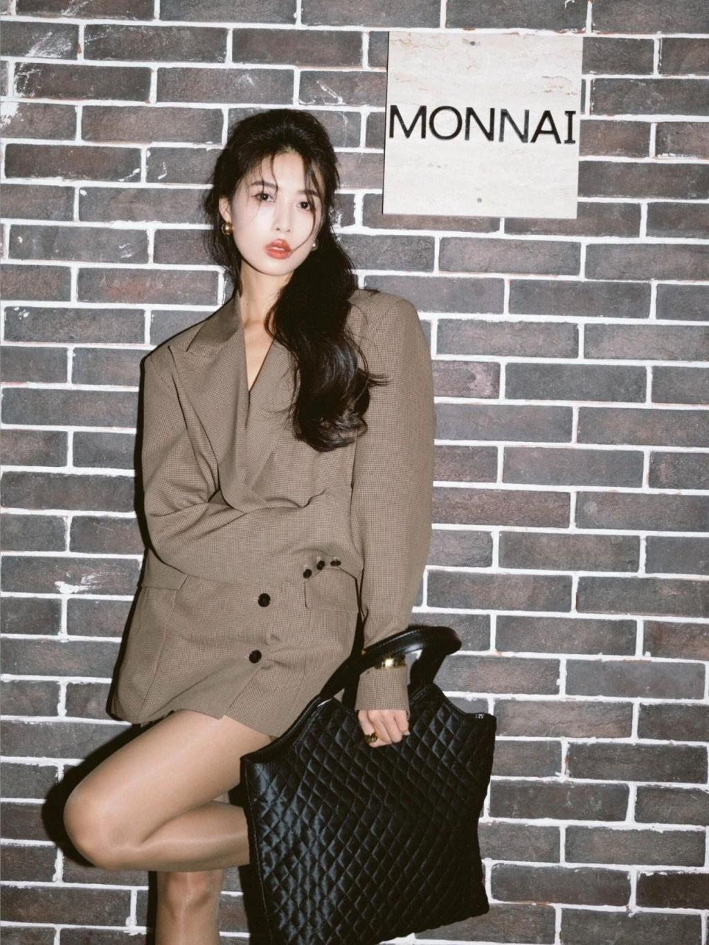 紧身衣包臀裙，满屏黑丝大长腿