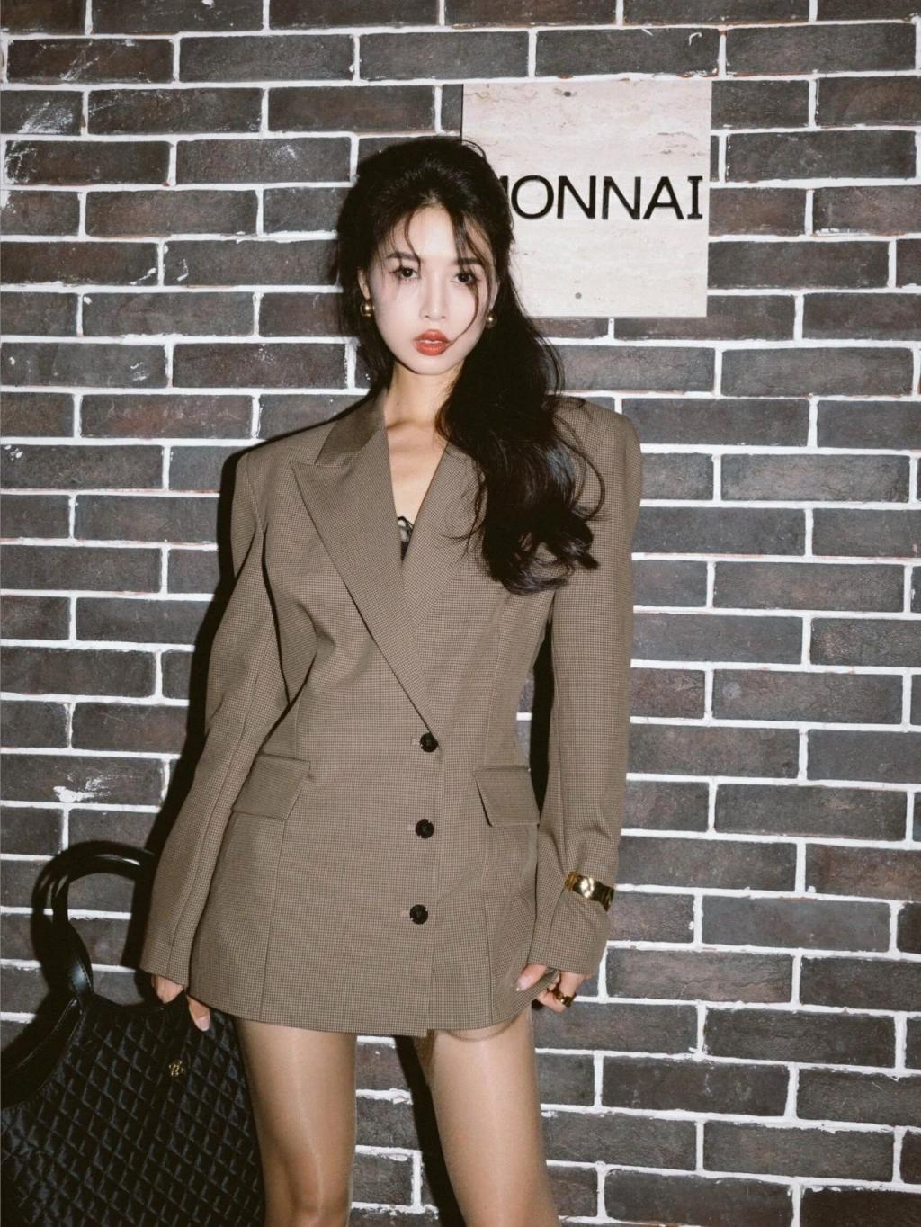 紧身衣包臀裙，满屏黑丝大长腿