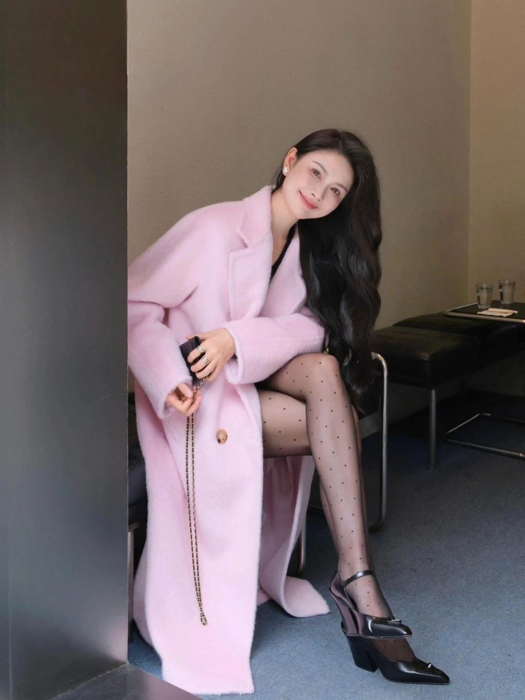 紧身衣包臀裙，满屏黑丝大长腿