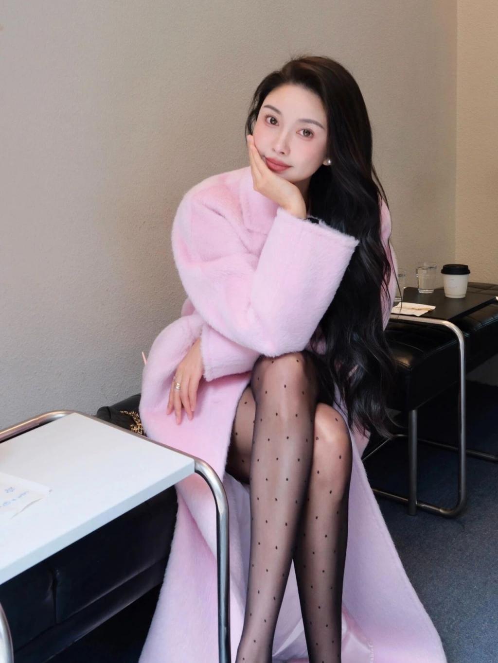 紧身衣包臀裙，满屏黑丝大长腿