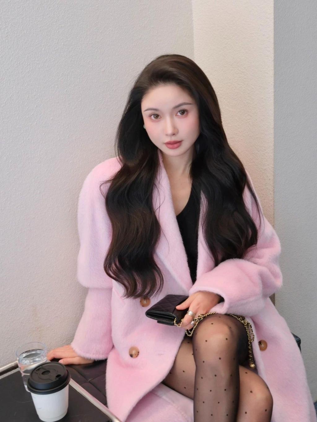 紧身衣包臀裙，满屏黑丝大长腿