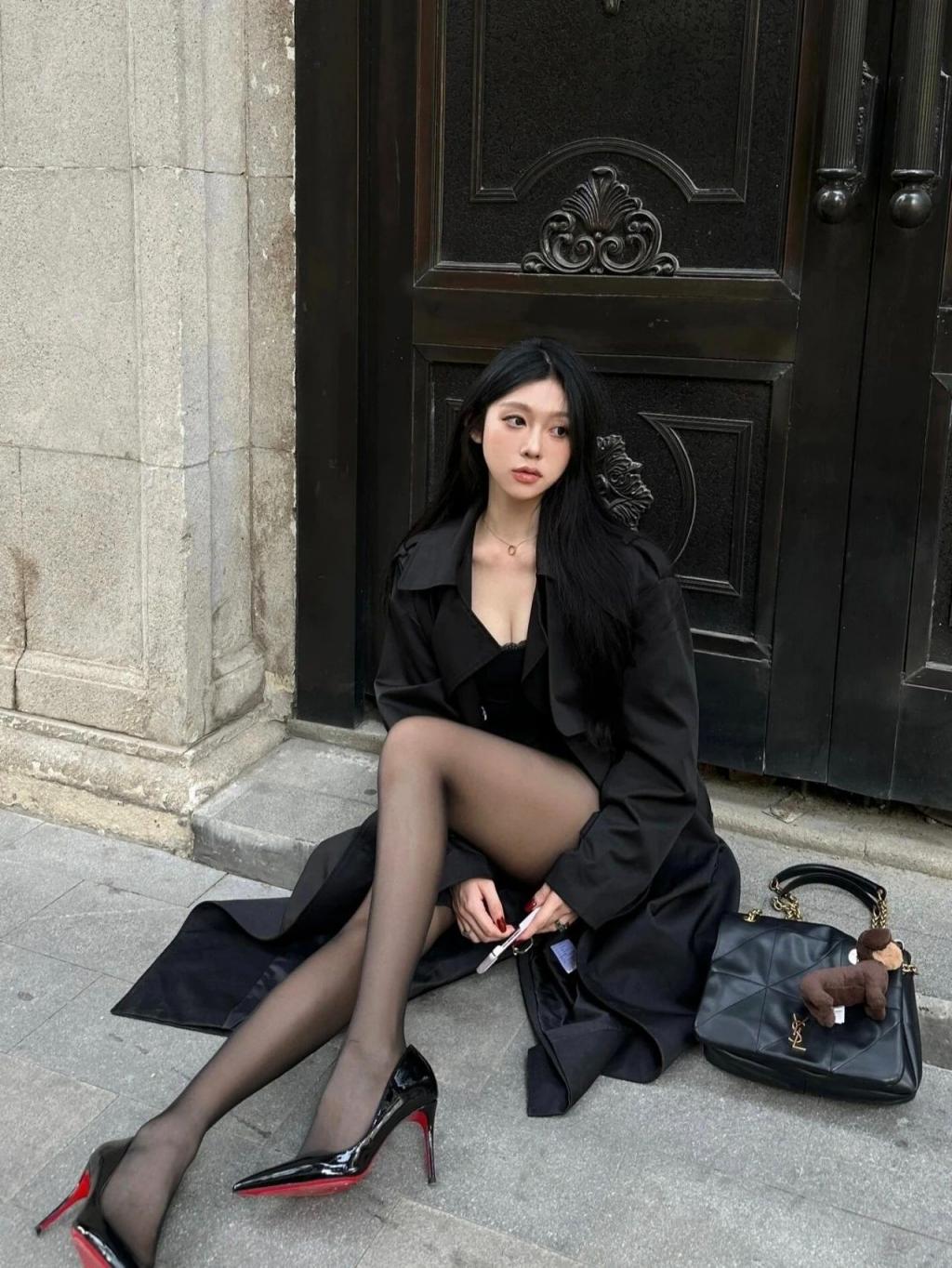 紧身衣包臀裙，满屏黑丝大长腿