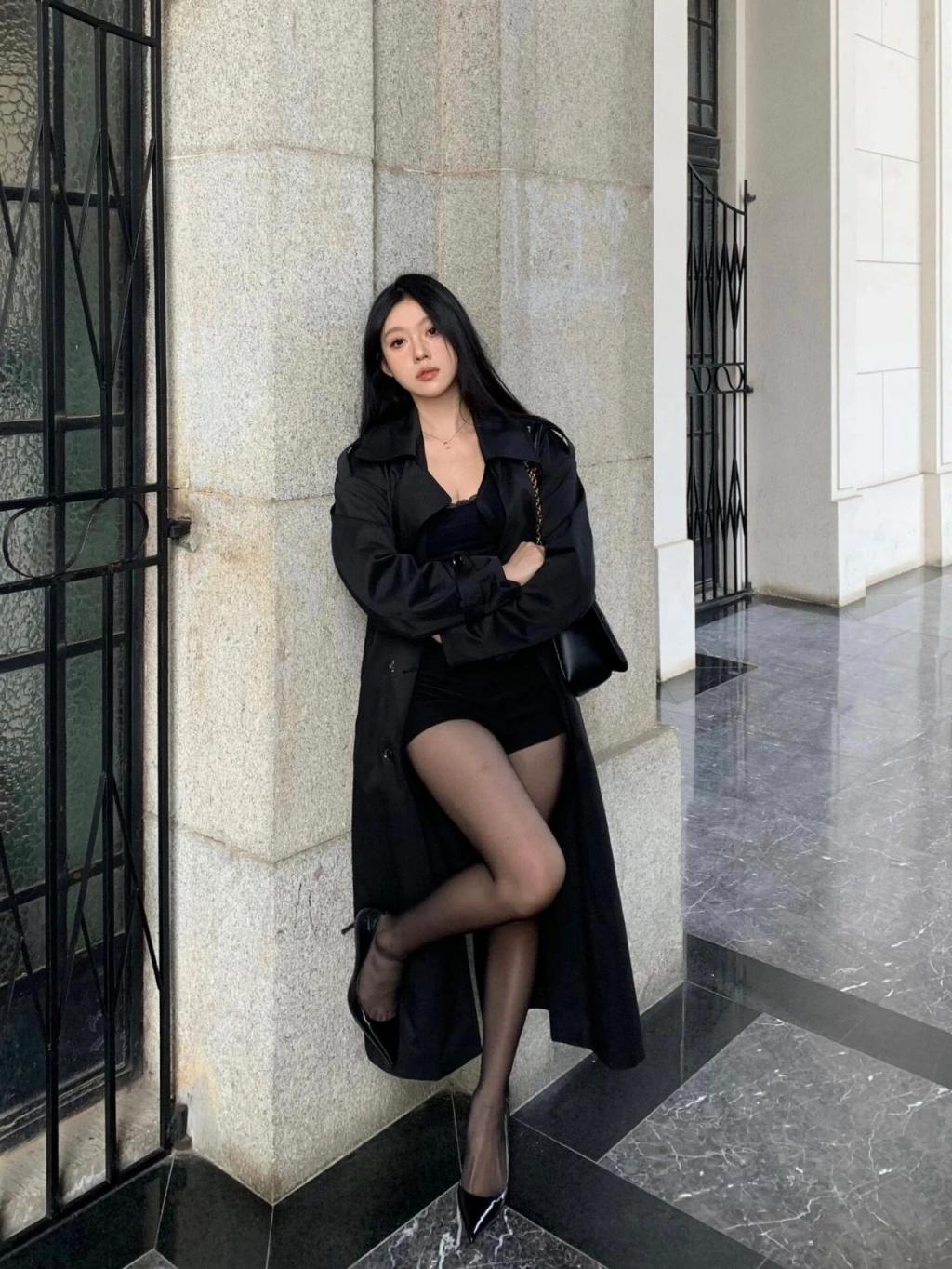 紧身衣包臀裙，满屏黑丝大长腿