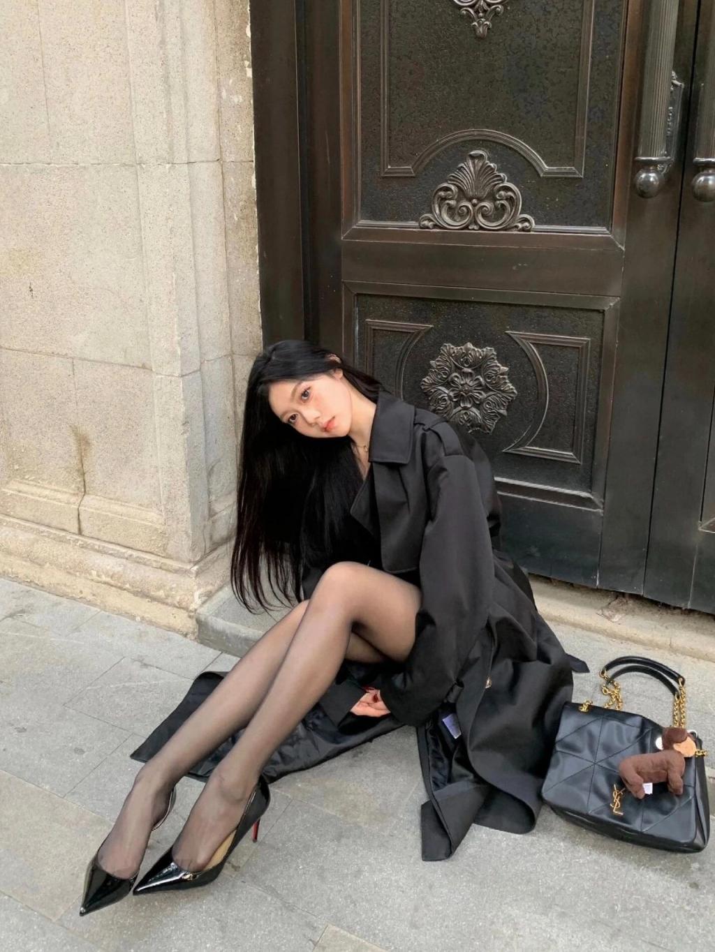 紧身衣包臀裙，满屏黑丝大长腿