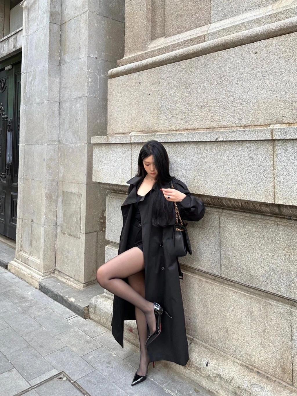 紧身衣包臀裙，满屏黑丝大长腿