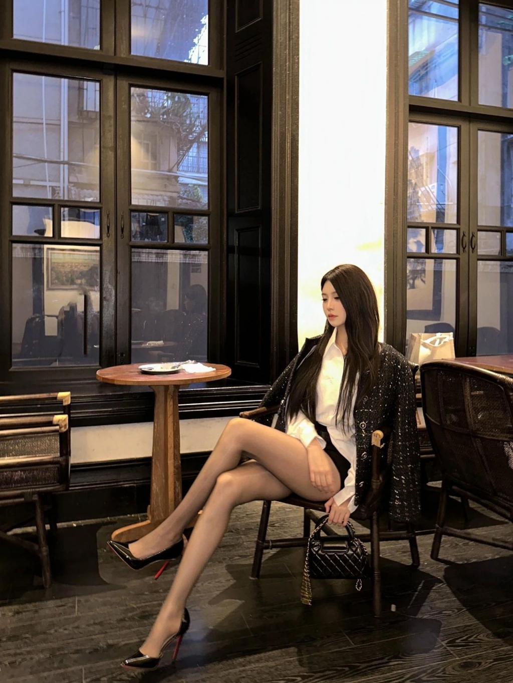 紧身衣包臀裙，满屏黑丝大长腿