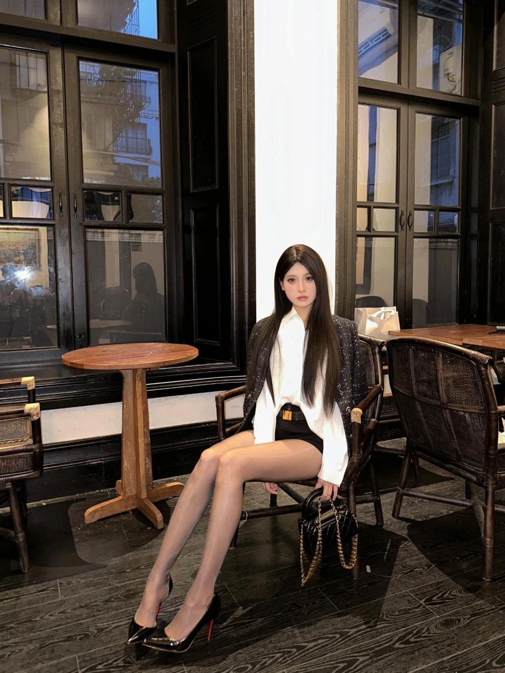 紧身衣包臀裙，满屏黑丝大长腿