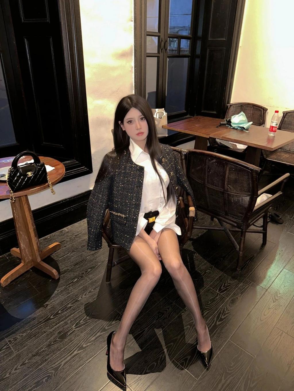 紧身衣包臀裙，满屏黑丝大长腿