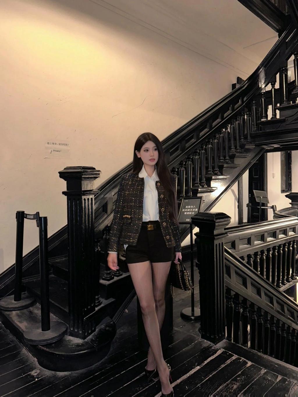 紧身衣包臀裙，满屏黑丝大长腿