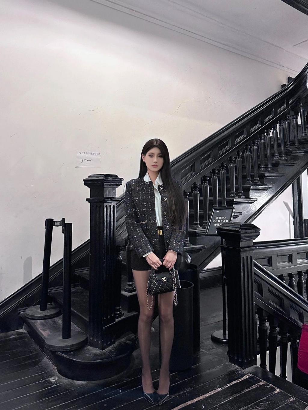 紧身衣包臀裙，满屏黑丝大长腿