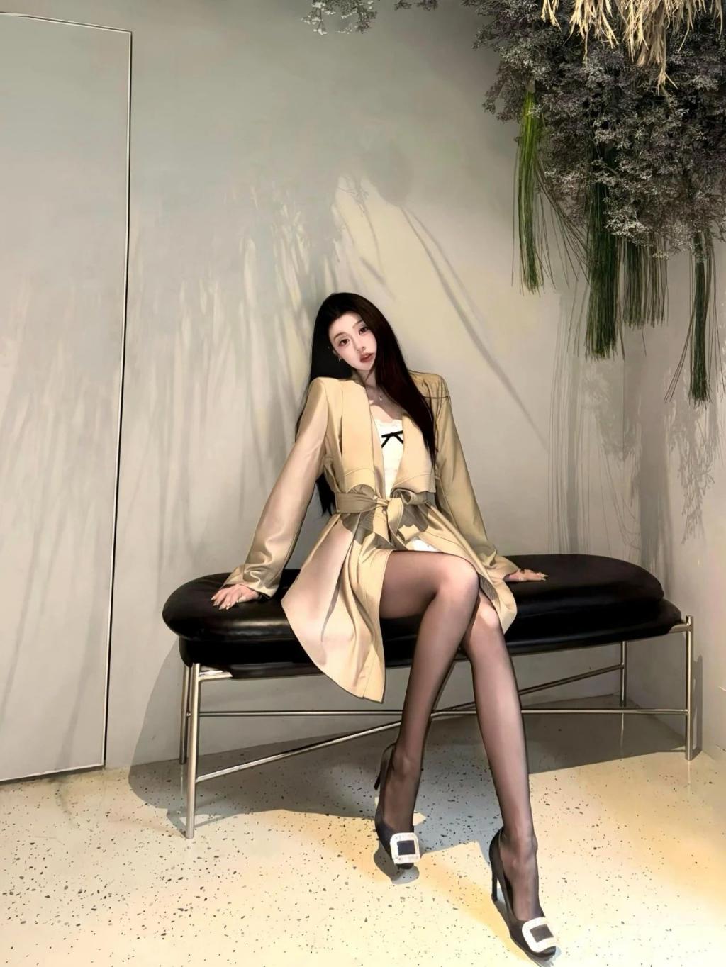 紧身衣包臀裙，满屏黑丝大长腿