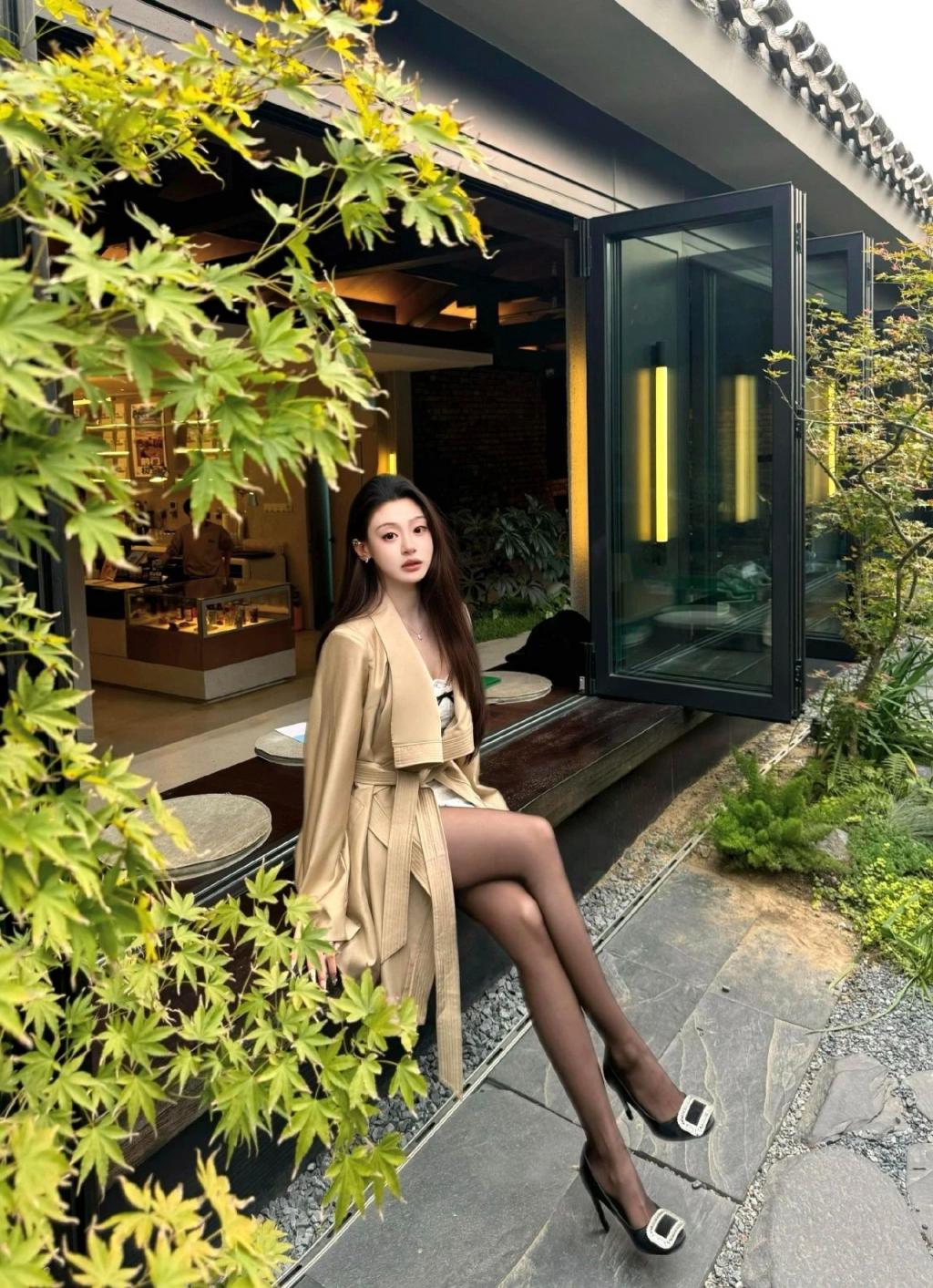 紧身衣包臀裙，满屏黑丝大长腿