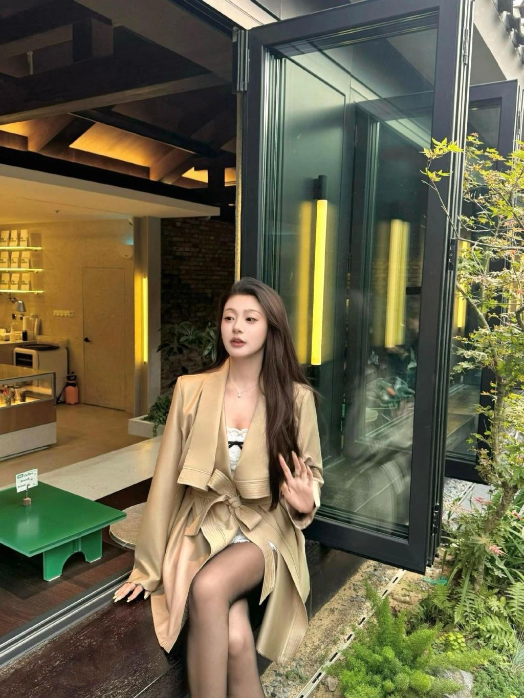 紧身衣包臀裙，满屏黑丝大长腿