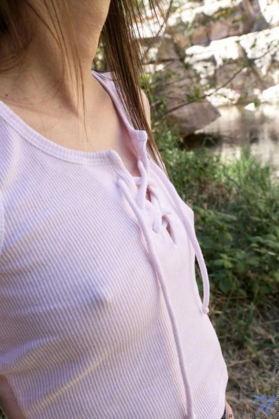 海兹在树林中裸体自慰，展示她瘦弱的身体