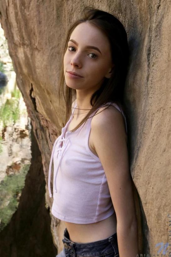 海兹在树林中裸体自慰，展示她瘦弱的身体