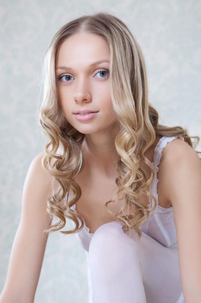 金发甜美少女奥古斯塔-克里斯托脱掉白色内衣