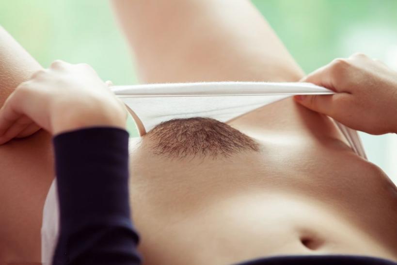 完美少女在床上脱光后用迷你灯包裹自己