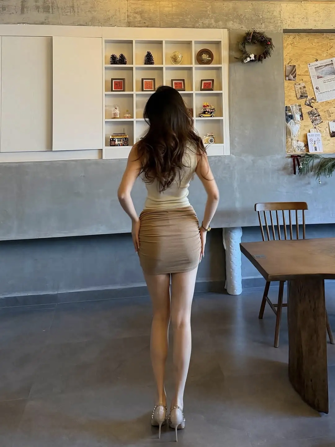 包臀裙，高跟肉丝大长腿