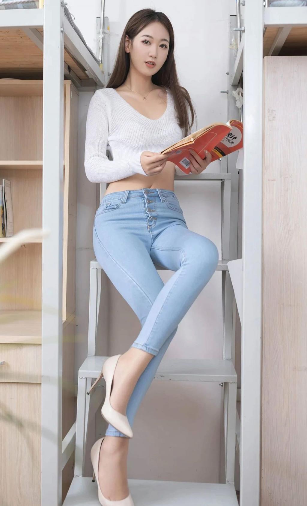 蜂腰翘臀，油光肉丝大长腿