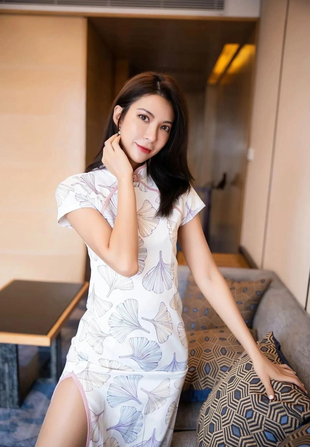 蜂腰翘臀，油光肉丝大长腿