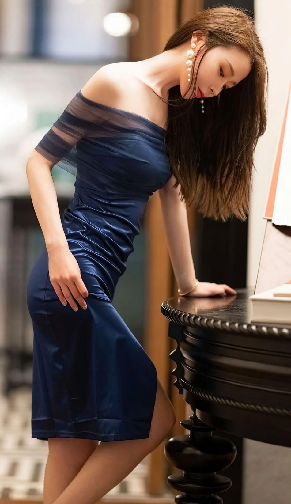 蜂腰翘臀，油光肉丝大长腿