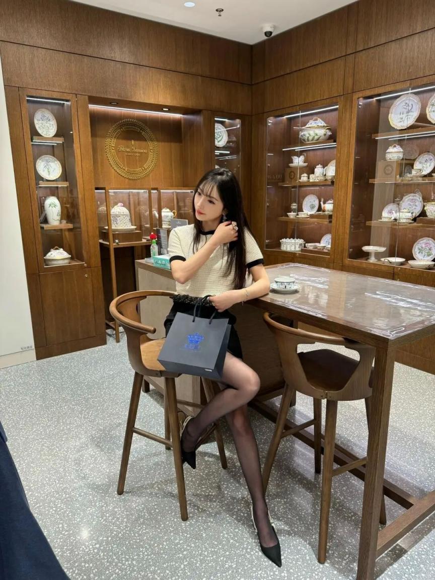 蜂腰翘臀，油光肉丝大长腿