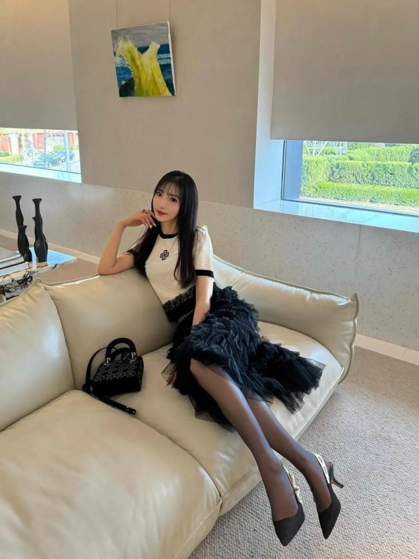 蜂腰翘臀，油光肉丝大长腿