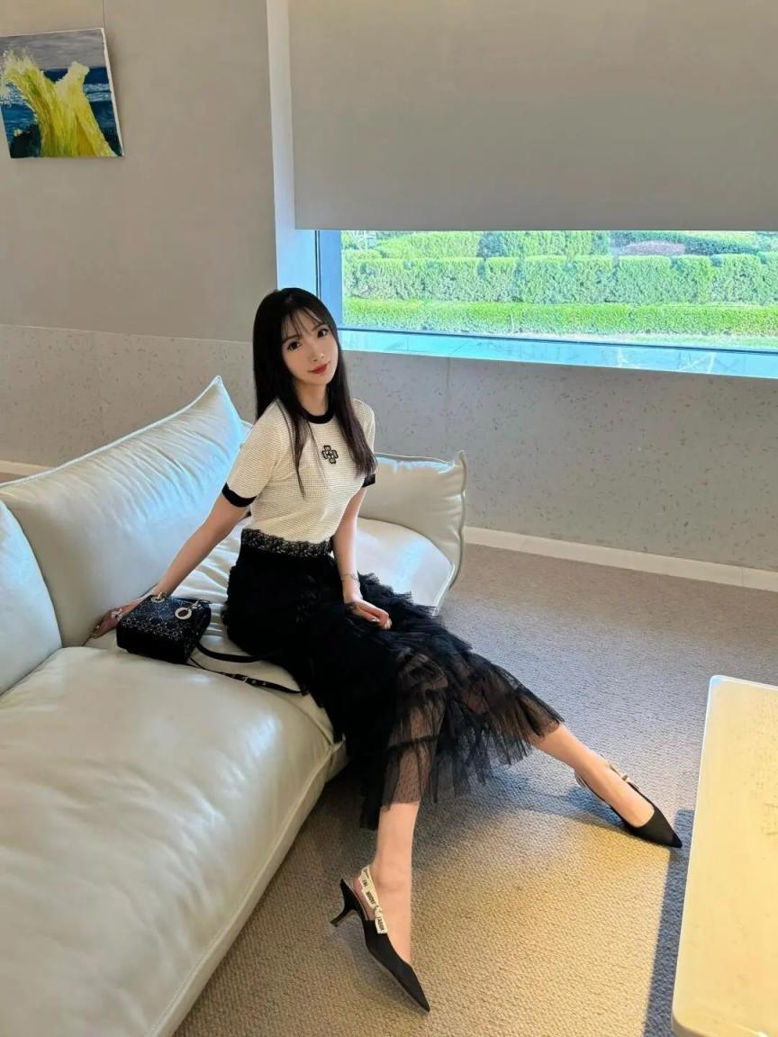 蜂腰翘臀，油光肉丝大长腿