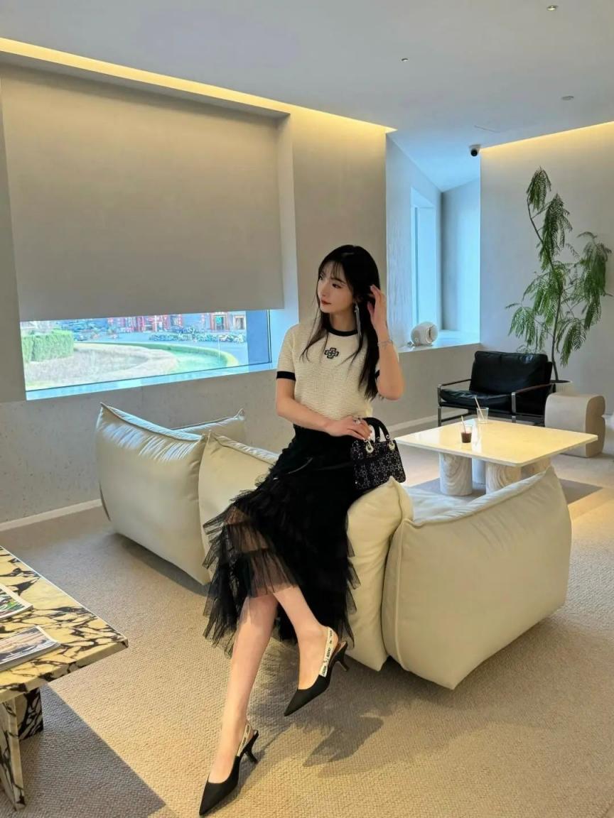 蜂腰翘臀，油光肉丝大长腿