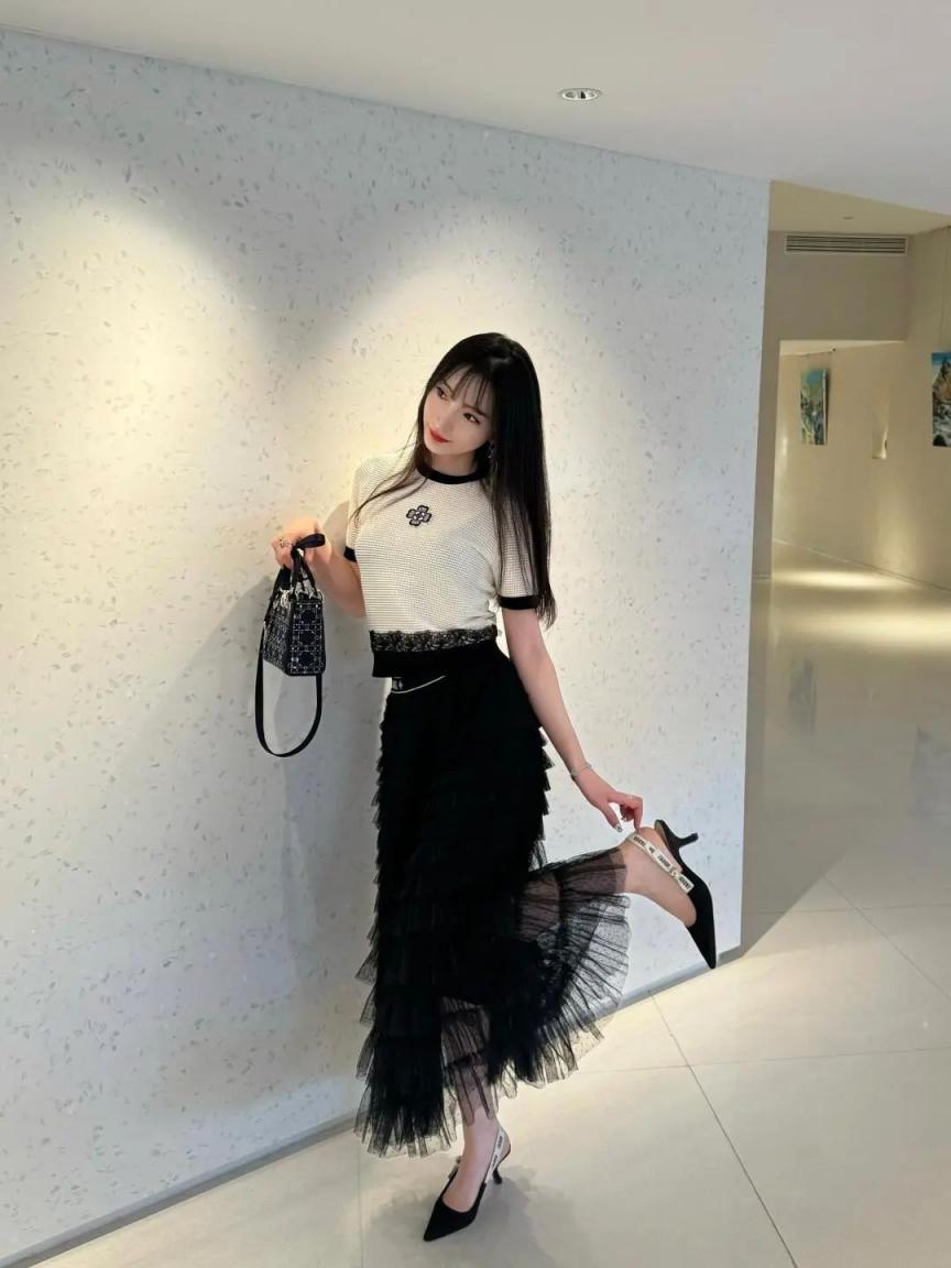 蜂腰翘臀，油光肉丝大长腿