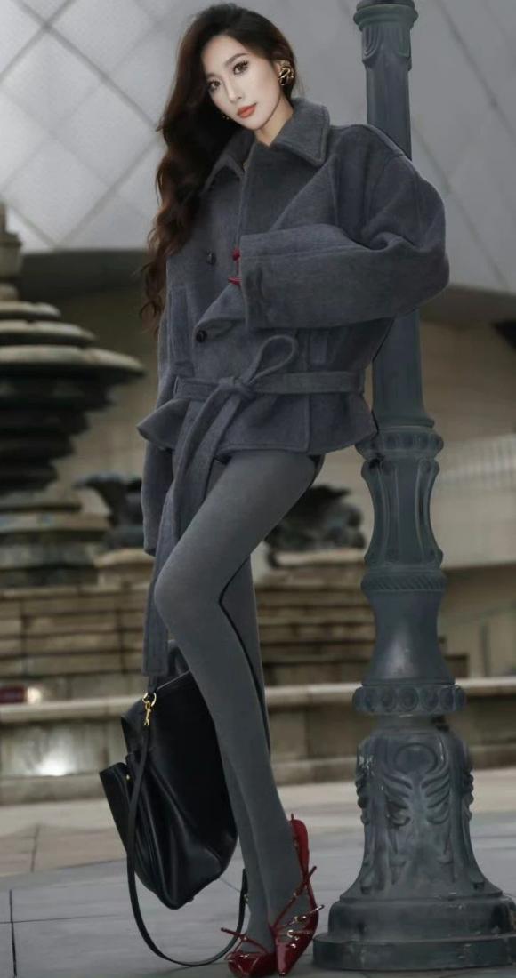 蜂腰翘臀，油光肉丝大长腿