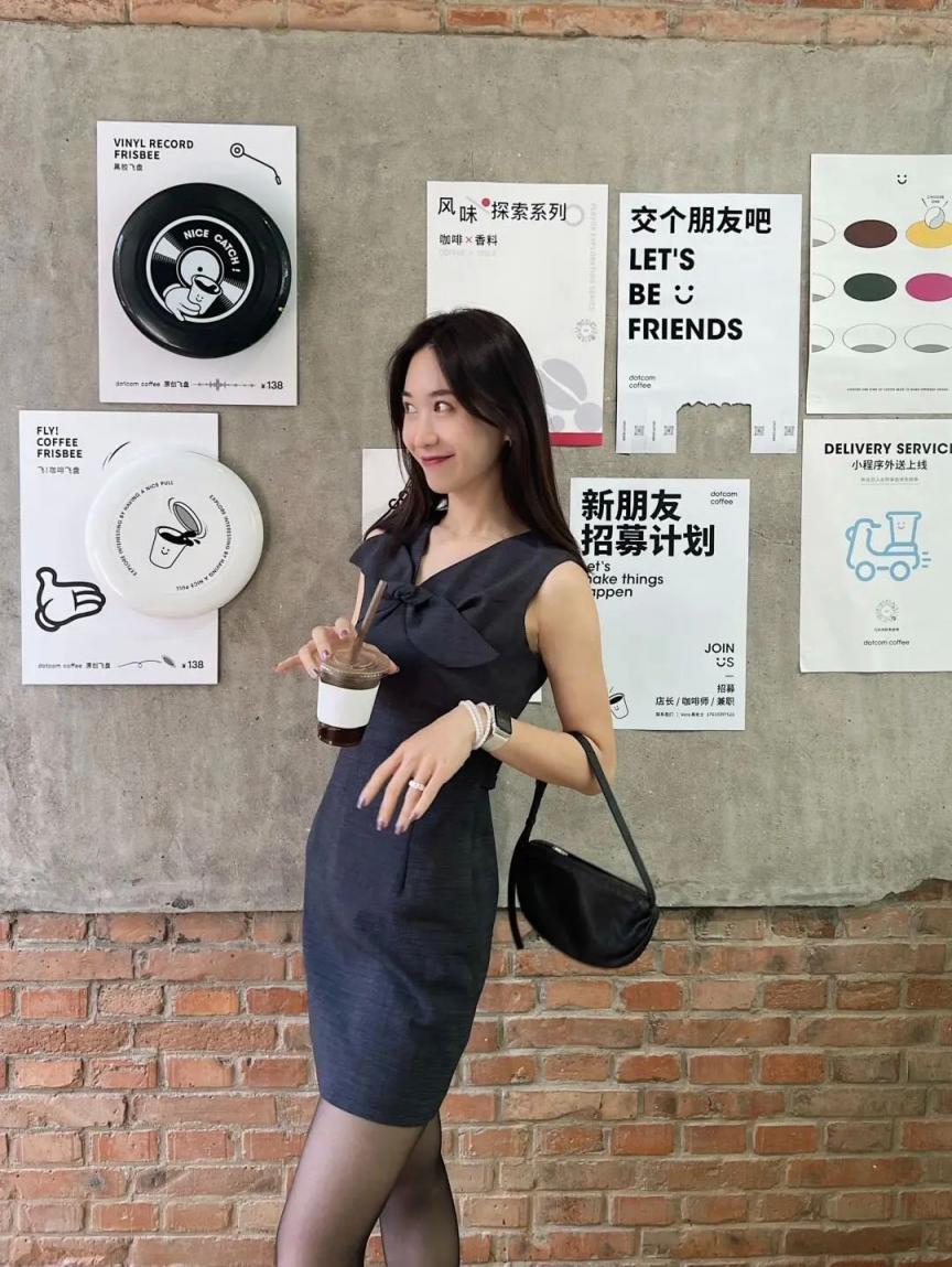 蜂腰翘臀，油光肉丝大长腿